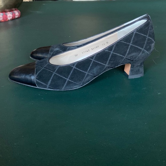 Salvatore Ferragamo Matelasse Navy Blue Quilted Suede Cap Toe Low Heel Pump 7.5 - Picture 13 of 16